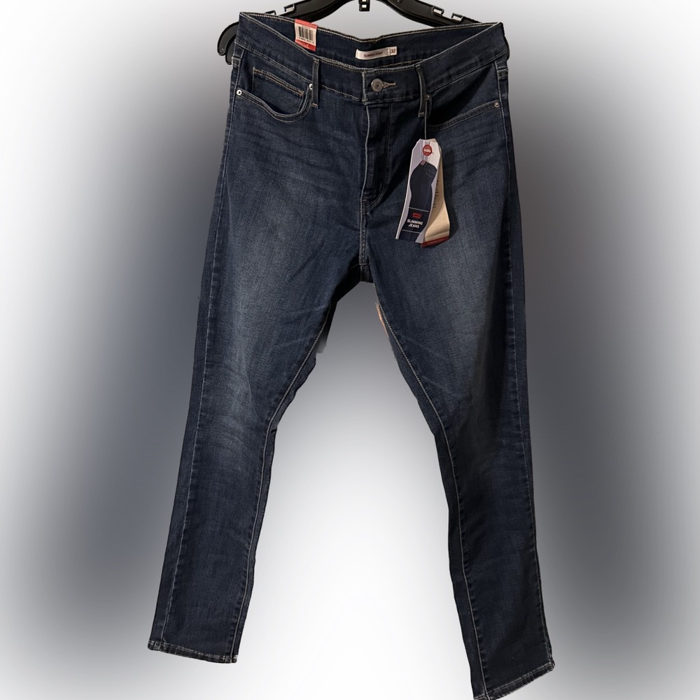Levi’s 32x30 skinny jegging. Dark wash. Slimming leg.